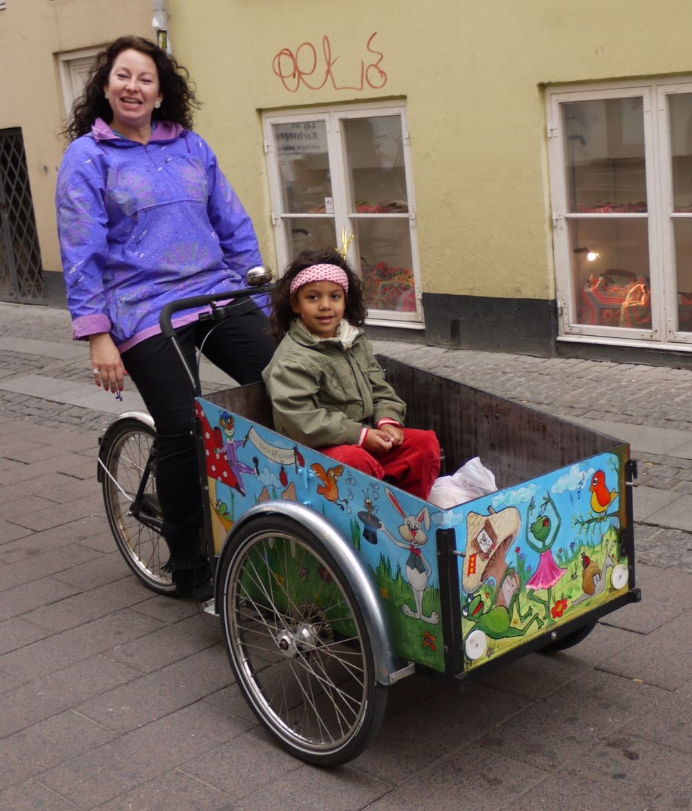 Publicity - Danish mum w daughter on Christiania w bugs bunny