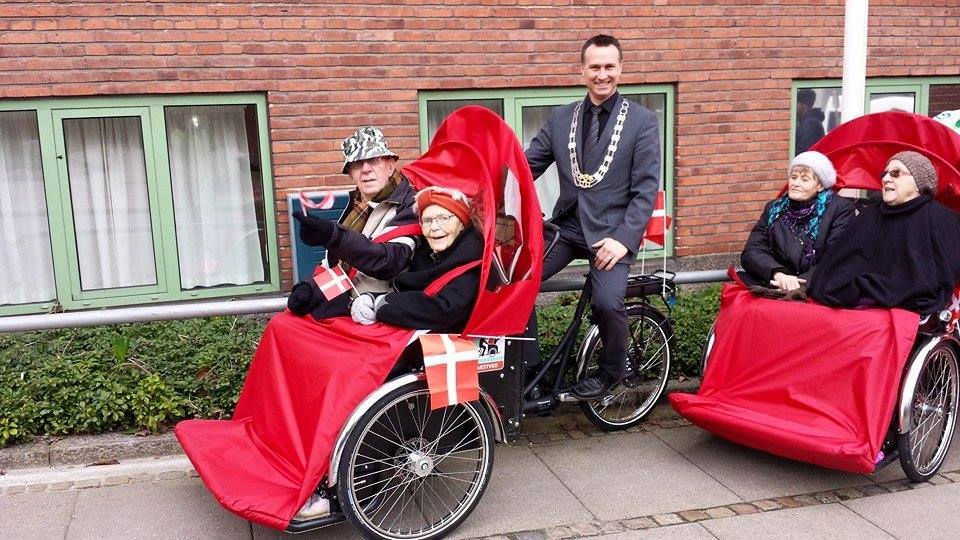 The Mayor of Næstveds with four residents of a local care home, before their outing. (Foto: Pia Jørgensen)